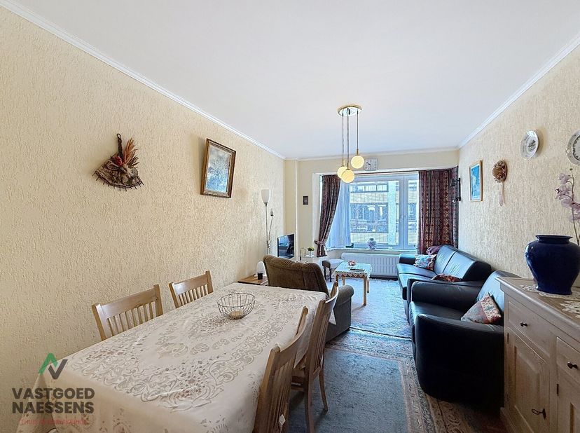 Dit gezellige 1 slaapkamer appartement is gelegen op de derde verdieping van de kleinschalige residentie Marie-Christine. Het appartement vereist enke