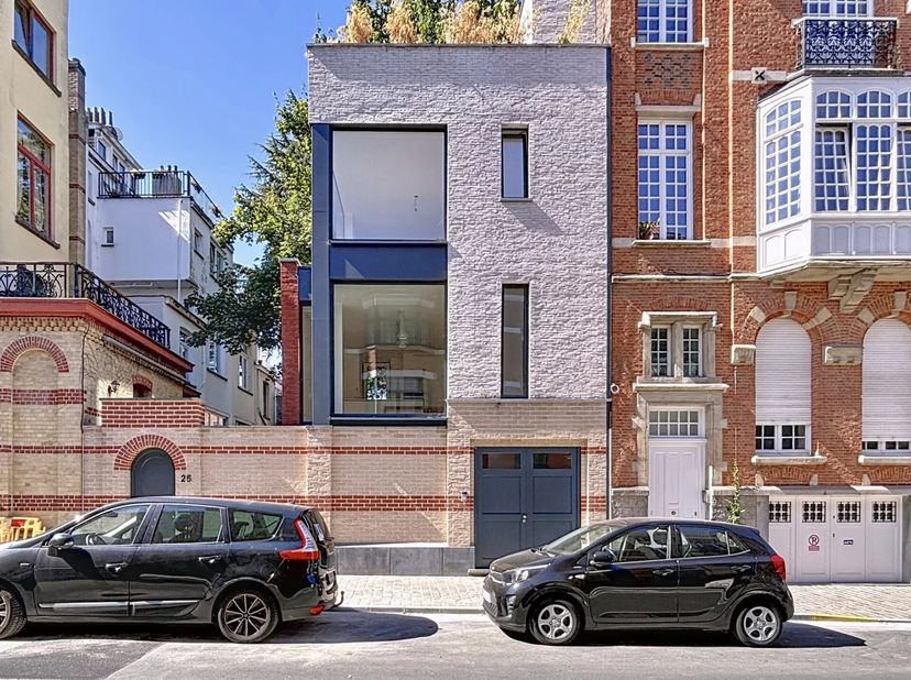 Quartier Européen - Barnes Brussels vous propose cette maison neuve de +/- 170m2 située dans un quartier résidentiel et calme. Résolument moderne et u