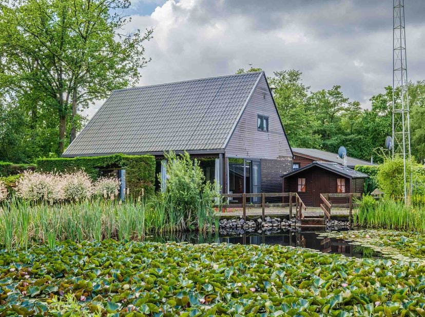 RUSTIG GELEGEN CHALET MET VIJVER -<br />
<br />
Vakantieverblijf.<br />
Op een perceel van 2402 m². <br />
De rust en schoonheid van de natuur en vijv