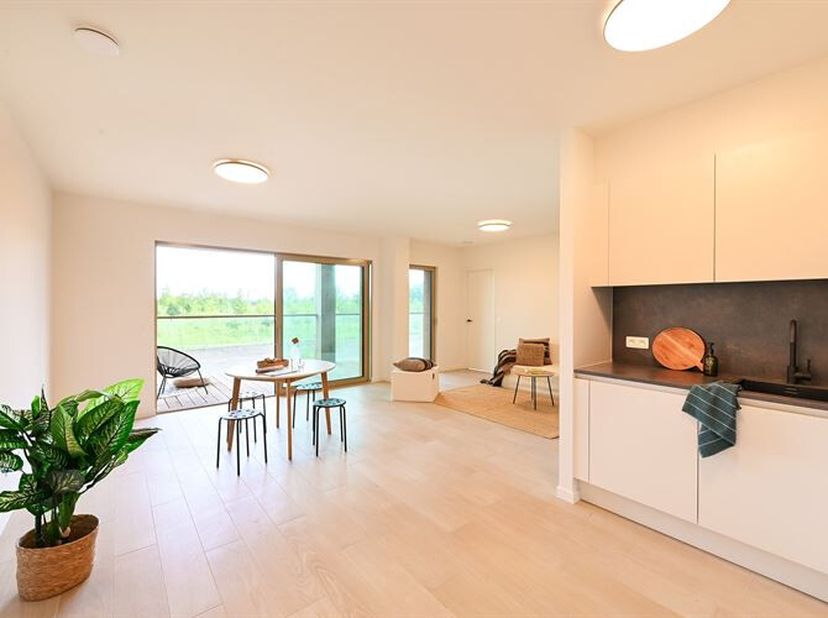 Bekijk dit appartement uitgebreid op www.koosi.be<br />
Dit appartement wordt verkocht onder BTW-stelsel.<br />
Dit nieuwbouwappartement met groot ter