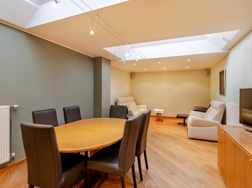 Dit gelijkvloers appartement met 2 slaapkamers is gelegen in de de Swolfsstraat, een uitstekend en uiterst centraal gelegen straat in het hart van Kno