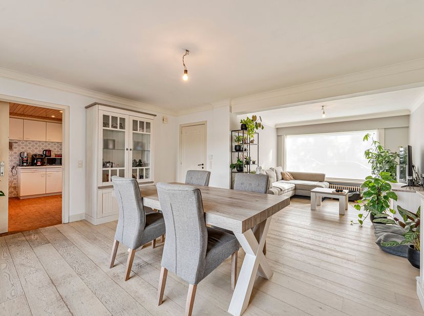 Toffe woning met garage te koop in Kuurne<br />
We betreden de woning via de inkomhal met apart toilet en komen vervolgens in de gezellige leefruimte