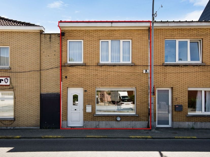 Deze te renoveren woning is gelegen aan de Hoogstraat 1 in Beerzel, deelgemeente van Putte. De woning betreft een gesloten bebouwing met een centrale