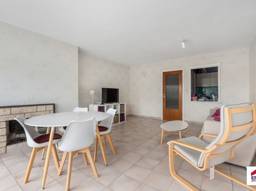 Te koop: lichtrijk appartement in het centrum van Koksijde, gelegen in de Rousseaulaan op wandelafstand van winkels, openbaar vervoer en de toeristisc