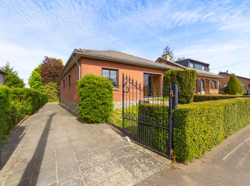 Charmante maison de type bungalow à rafraîchir (+/- 141m² d'après PEB) 3 chambres avec terrasse, 2 garages et beau jardin jouissant d'une situation pr