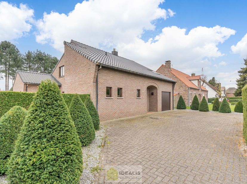 IDEALIS VASTGOED – VERZORGDE GEZINSWONING MET 2 SLAAPKAMERS (MOGELIJKHEID TOT MEER) OP AANGENAAM PERCEEL VAN 11A 28CA. - De woning omvat +- 190m² bewo