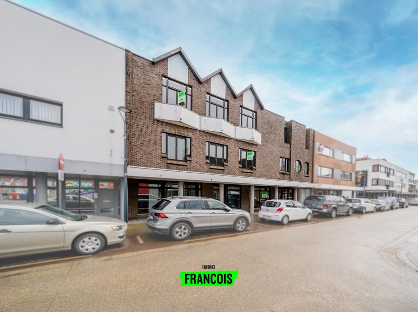 OPPORTUNITÉ D'INVESTISSEMENT UNIQUE À MEULEBEKE<br />
Ce bâtiment multifonctionnel, situé dans un emplacement de choix à proximité du marché de Meuleb