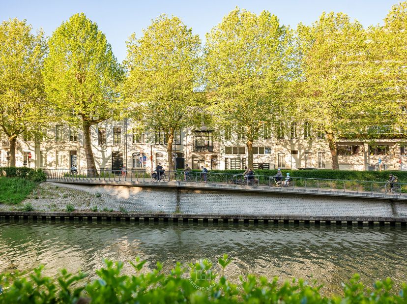 Aan de Coupure Links, één van de meest gegeerde locaties van Gent, vinden we deze op te frissen herenwoning met een bewoonbare oppervlakte van 258 m²