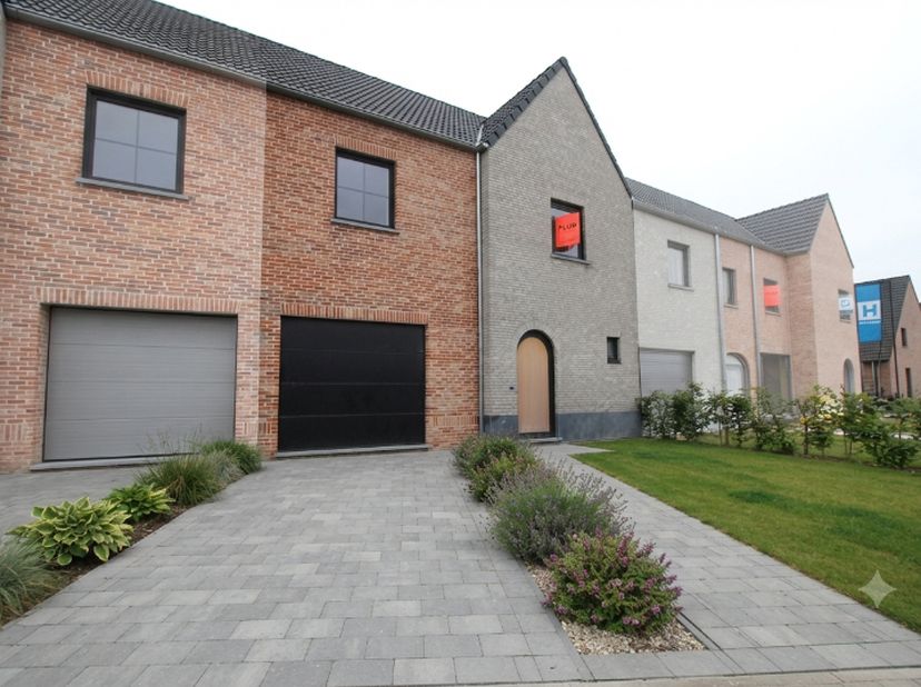 Energiezuinige nieuwbouwwoning te huur gelegen langs de Gitsestraat te Roeselare.<br />
Deze woning beschikt over alle nodige hedendaagse comfort en i