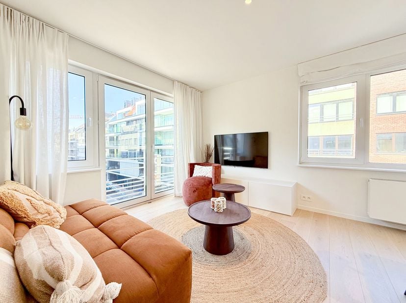 <br />
Bel appartement rénové près de l’avenue Lippens.<br />
Composition&amp;nbsp;: hall d’entrée, vestiaire, débarras et toilette. Grand séjour avec une