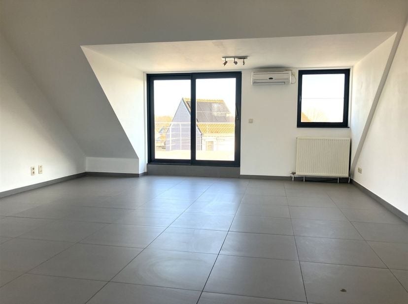 Dakappartement met 2 slpks, zeer ruim terras en autostaanplaats<br />
<br />
Het appartement maakt deel uit van een kleine residentie opgericht in 2