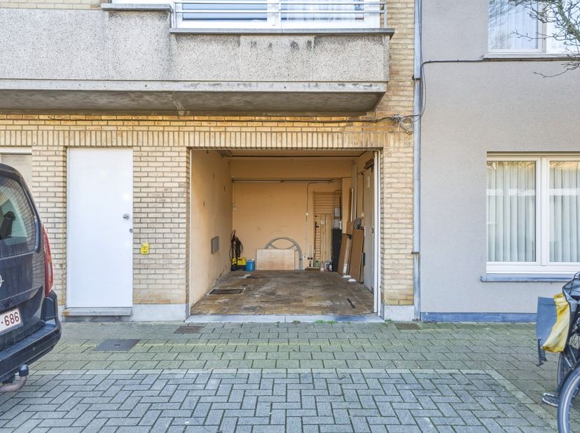 In de buurt van Bredene Sas bevindt zich dit interessant opbrengsteigendom bestaande uit 4 vergunde appartementen en een garage, gelegen op een percee
