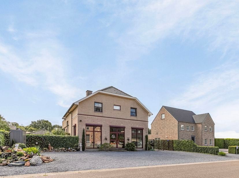 Ben je op zoek naar een uitstekende locatie voor jouw onderneming in Houthalen-Oost? Zoek niet verder! Wij bieden een ruim en veelzijdig handelspand t