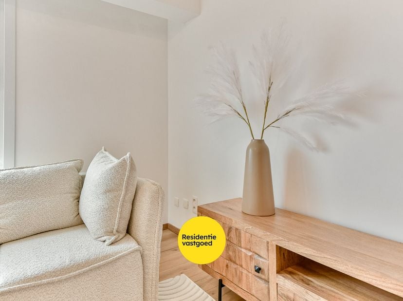 Dit aangename en volledig gemeubelde appartement is gelegen in het hart van Westende-bad en vormt een ideale uitvalsbasis aan zee of een interessante