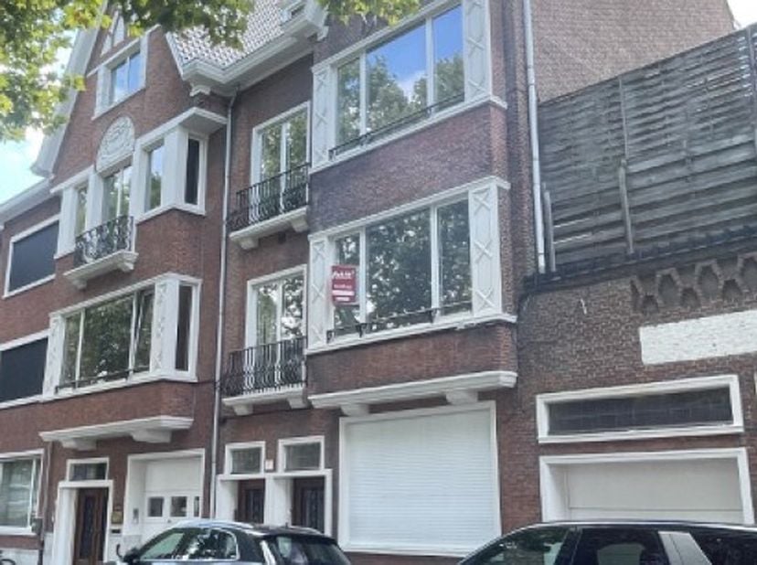 Uiterst aangename gerenoveerde woning op unieke ligging met tuintje, terras, garagebox met aansluitend grote berging voor o.a.fietsen waar men in de t