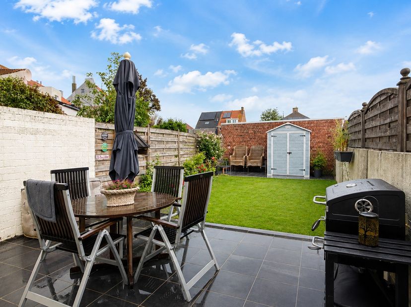 Zeer verzorgde woning met 3 slaapkamers en een zonnige stadstuin, rustig gelegen te Zeebrugge. Deze instapklare woning heeft een energielabel D dus ge
