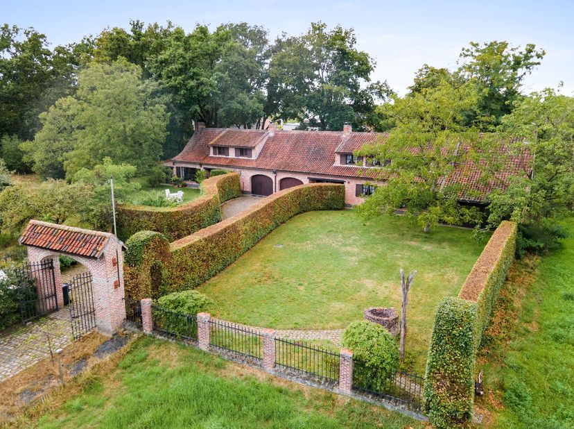 Unieke open bebouwing in fermette stijl op ruim ingesloten perceel van bijna 5.400 m²!<br />
<br />
BIJZONDERHEDEN<br />
+ Gelegen in een rustige o