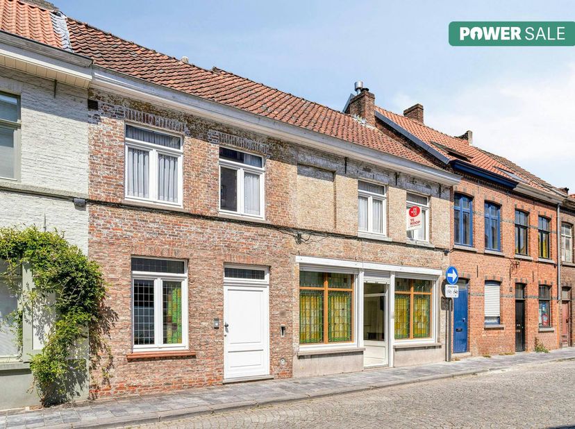 Êtes-vous à la recherche d'un projet de rénovation extraordinaire dans un emplacement de premier ordre ? Cette propriété exceptionnelle à Bruges se co