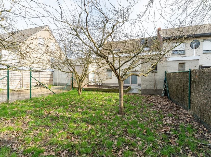 [[ DIT PAND NEEMT DEEL AAN DE ERA OPEN HUIZEN DAG OP 13/6 VAN 17:30 TOT 18:30 ]] Deze grondig gerenoveerde ruime woning combineert comfortabel wonen m