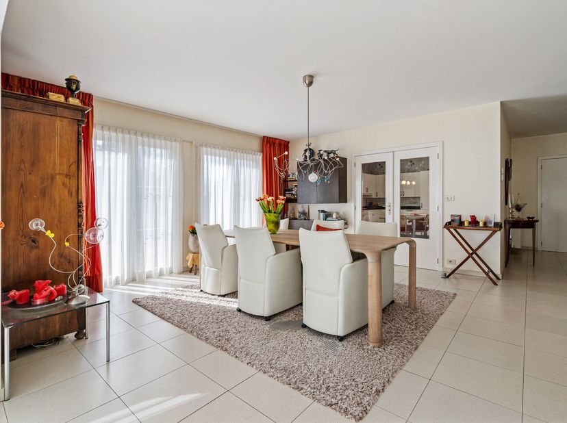 Deze instapklare goed onderhouden woning is gelegen in een groene residentiële wijk op een perceel van +/- 1.643m². <br />
De woning dateert van 2006
