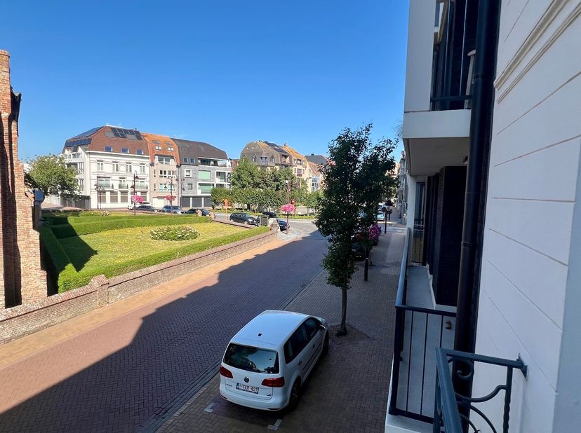 In het centrum van Wenduine, vlakbij alle winkels, zeedijk en openbare diensten, bevindt zich dit volledig gerenoveerd appartement. Gelegen op de eers
