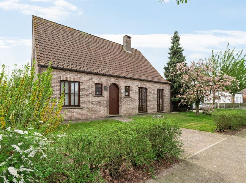 Instapklare goed onderhouden woning met 4 à 5 slaapkamers en groot bijgebouw, op een rustige kindvriendelijke ligging.<br />
Via de inkomhal met gaste