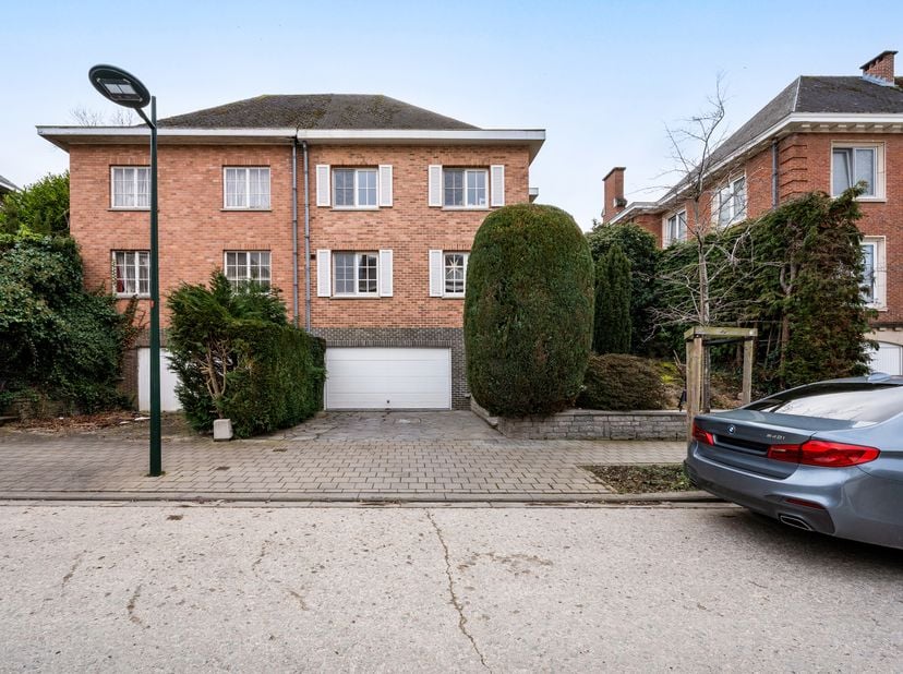 WOLUWE-SAINT-PIETER, ideaal gelegen in een rustige wijk tussen het Dumonplein en het Woluwepark, villa (4 slpks/2 badk/bureau) met een bebouwde opperv