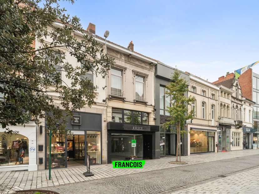 Dans la rue commerçante de Roulers se trouve ce bien commercial avec spacieuse habitation attenante. Lemplacement central offre une bonne visibilité e