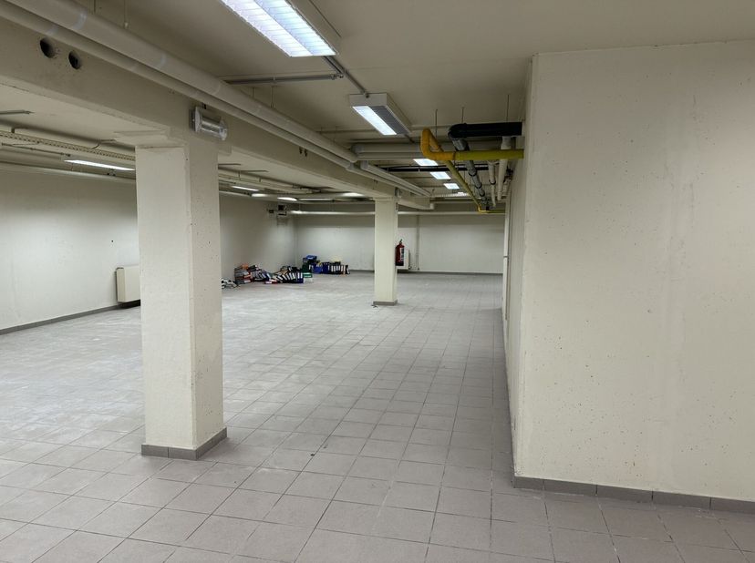 Kelderruimte (450m²) te huur  ideaal voor opslag<br />
Op zoek naar een ruime opslagruimte? Deze kelder van ca. 450 m² is perfect voor stockage van go