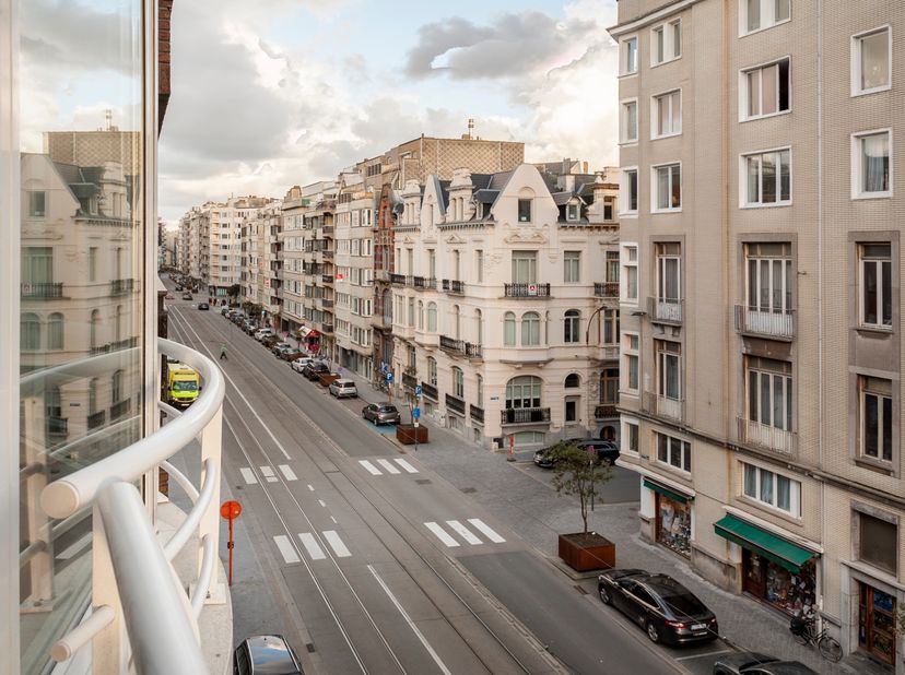 LICHTRIJK APPARTEMENT MET 2 SLAAPKAMERS EN TERRAS<br />
<br />
In de residentie La Couronne, gelegen in de Koningsstraat te Oostende, bevindt zich dit
