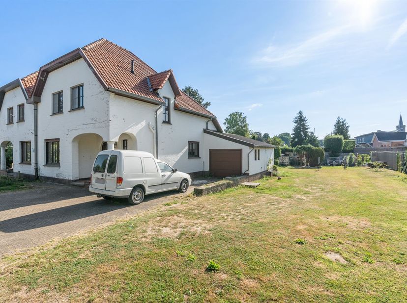 HOB woning in een rustige buurt te Lanaken<br />
<br />
Ligging:<br />
De woning bevindt zich in een rustige, residentiële buurt en biedt een vlott