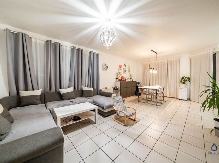 Prachtig 3-slaapkamer appartement van 110m², gelegen op de tweede verdieping van een verzorgde residentie uit 2005. Het beschikt over een mooi zuidger