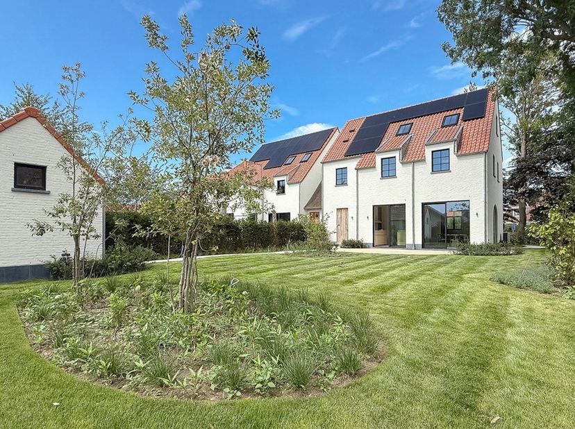Instapklare nieuwbouwkoppelvilla met vijf slaapkamers te Knokke-Heist aan de polders. Indeling: inkomhal met vestiaire en gastentoilet. De ruime, lich