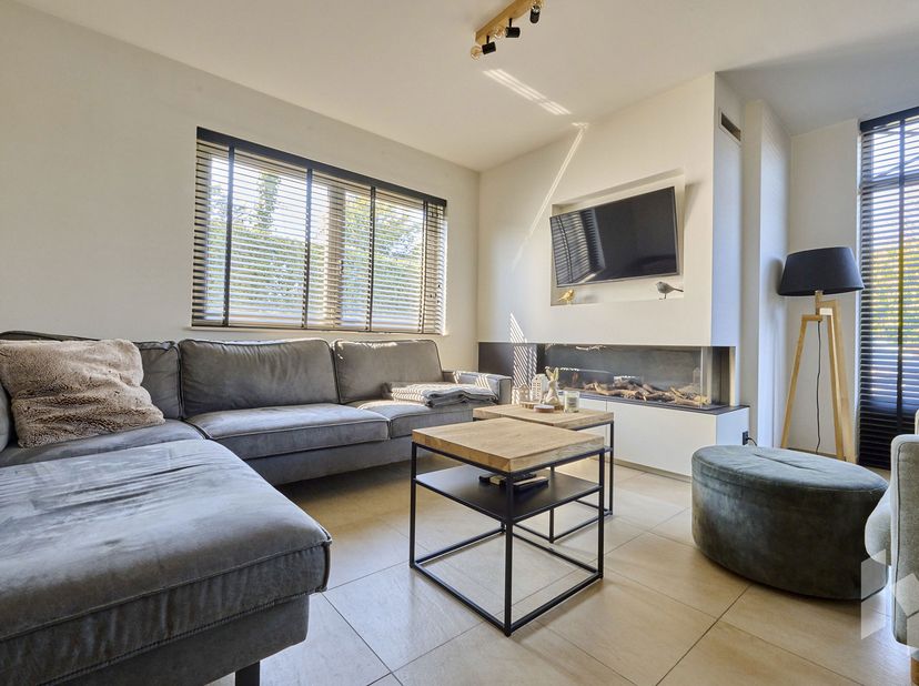 Mooie, instapklare woning (208 m²) met een open leefruimte uitgerust met gashaard, 4 slaapkamers en 2 badkamers.<br />
Buiten is er een afgesloten en