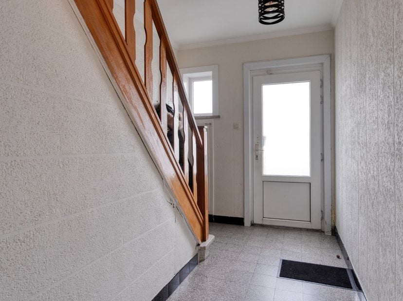 Te renoveren woning met veel potentieel gelegen op een rustige locatie nabij het centrum van Pittem.<br />
<br />
We komen de woning binnen via de ink