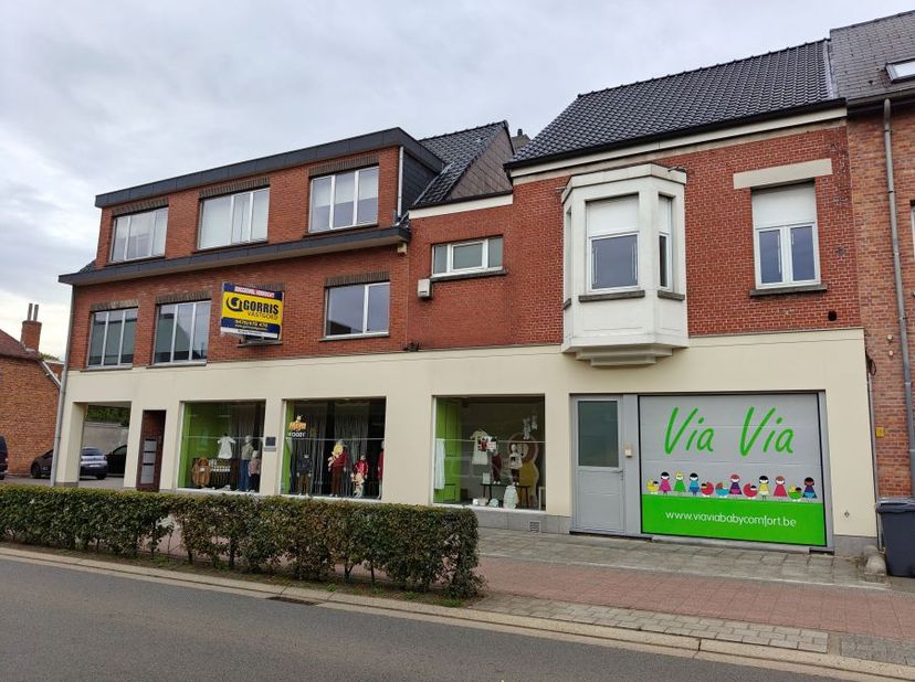 Commercieel handelspand Heist-op-den-Berg: Ruime winkel en opslag op site van 2.407 m². In het centrum, nabij Bergstraat.<br />
<br />
--------<br />