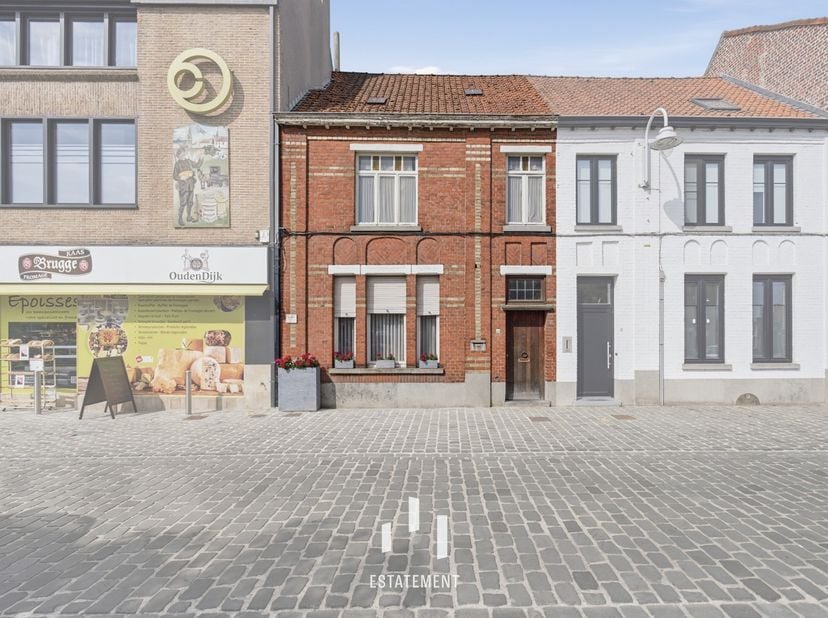 Bent u op zoek naar een woning die u volledig naar eigen smaak kunt renoveren?<br />
<br />
Dan is deze stadswoning in Wervik zeker een bezoek waard.