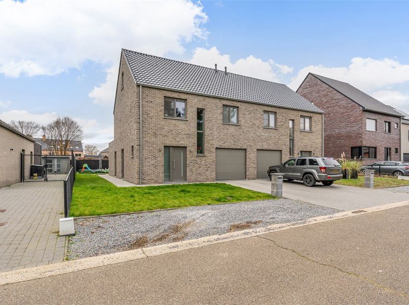 Centraal gelegen nieuwbouwwoning met 3 slaapkamers, inpandige garage &amp; tuin<br />
Ligging:<br />
Gelegen op een toplocatie, op wandelafstand van winke