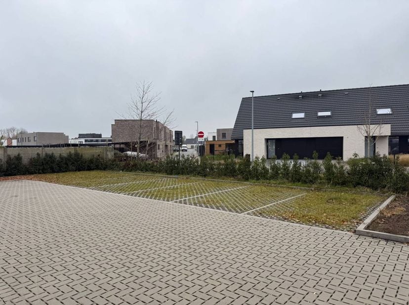 Laatste staanplaatsen te koop in residentie Hortus in centrum Deerlijk. Deze staanplaatsen zijn bereikbaar via een aparte uitweg via de Weegbreestraat