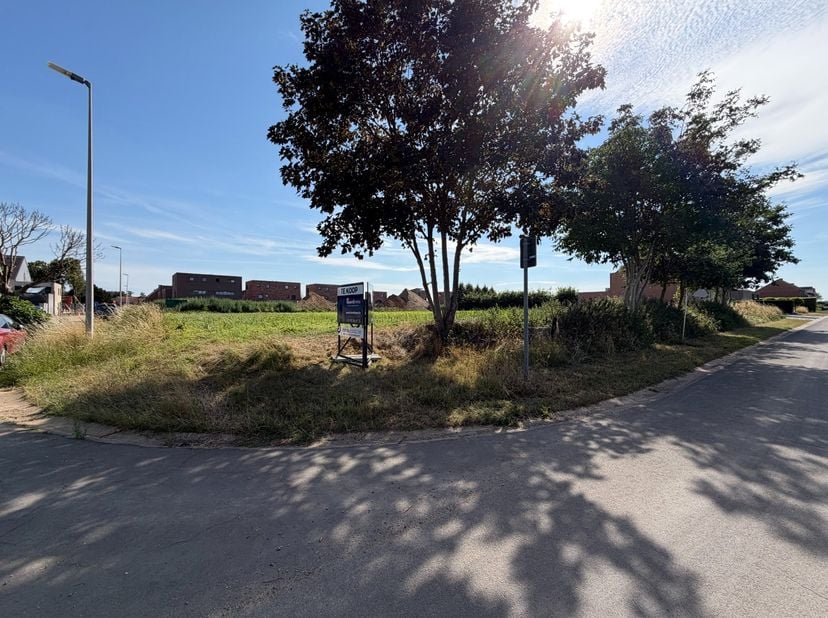 Deze prachtig gelegen bouwgrond van 8 are 17 ca voor open bebouwing bevindt zich op de hoek van de Vlasstraat en de Burgemeester Bovensstraat in Meesw