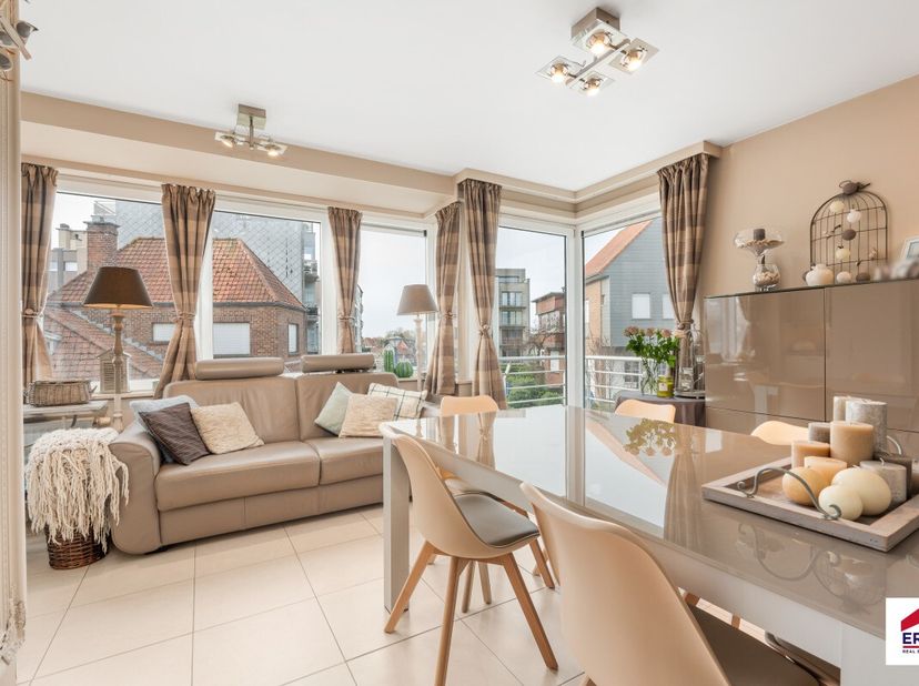 Te koop: modern appartement in het centrum van Koksijde, op korte wandelafstand van zee, duinen en openbaar vervoer. Dit appartement, gebouwd in 2009,