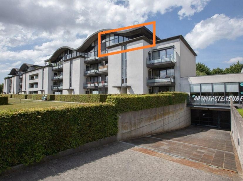 Dit appartement biedt u een bijzondere lichtinval dankzij z’n grote ramen (aan 3 zijden).<br />
Het appartement is gelegen in een rustige omgeving met