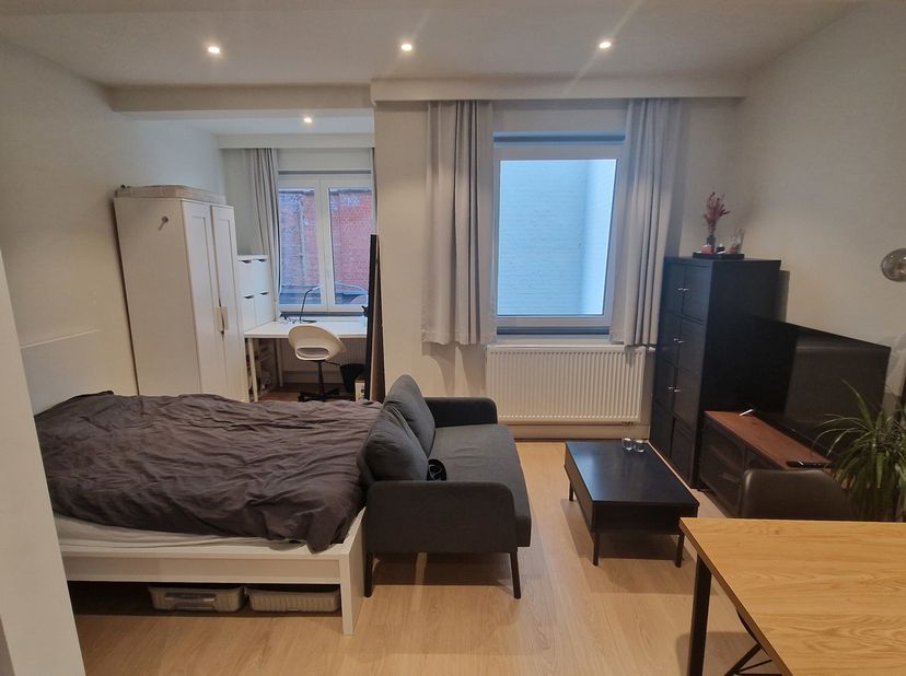 Réservé aux étudiants :<br />
Ce studio lumineux de 27 m², doté d'une salle de bains privative et d'une cuisine équipée, est situé au premier étage d'