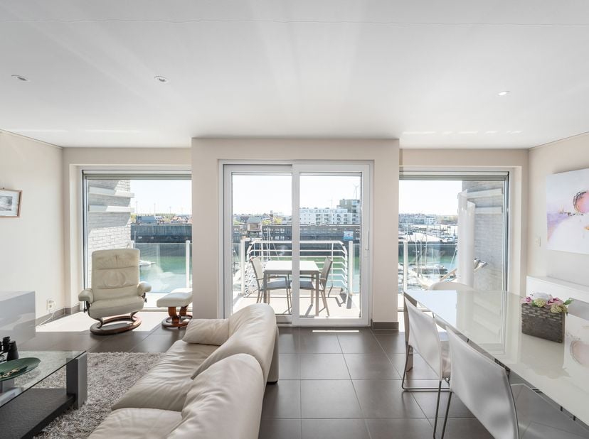 Modern en smaakvol appartement met twee slaapkamers, ideaal gelegen met een zonnige zuidoriëntatie en een prachtig zicht op de jachthaven.<br />
<br /