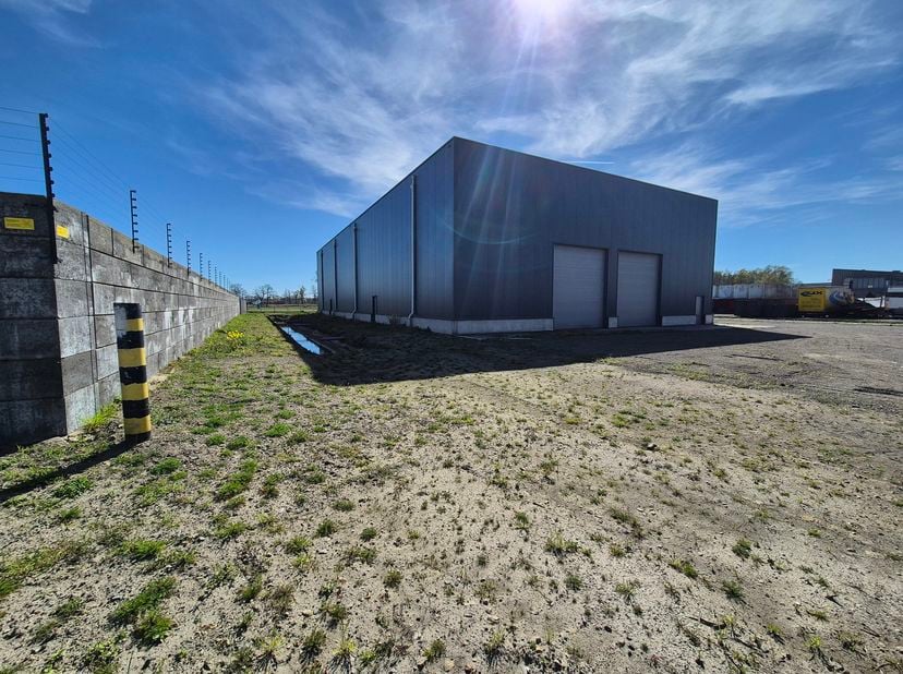 Op Industrieterrein Kanaal-Noord wordt een perceel verkocht van 1ha73a59ca met een loods van 988m². Het terrein werd genivelleerd en er werd een wadi