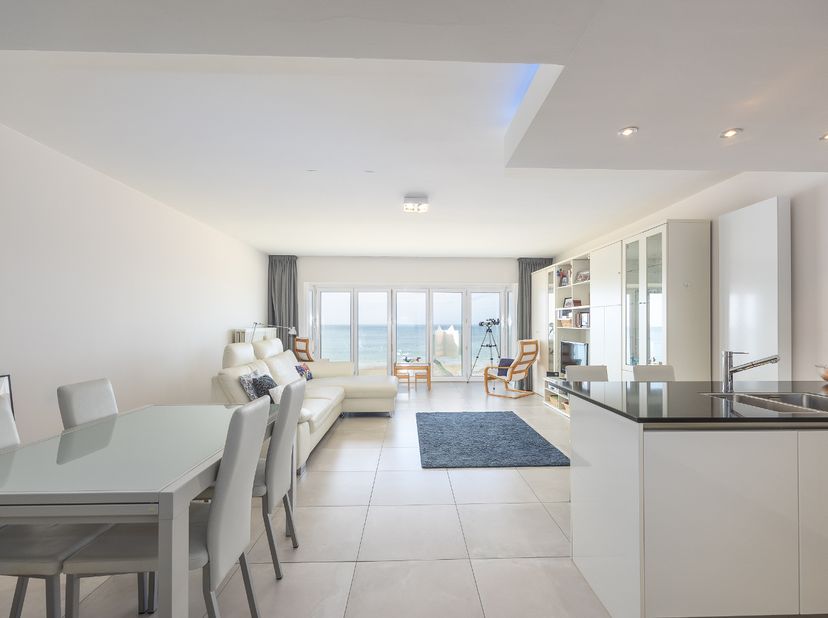 Dit 2 slaapkamer-appartement bevindt zich op de 7de verdieping van residentie Altamira. Een absolute topper met volgende troeven:&amp;nbsp;<br />
<br />