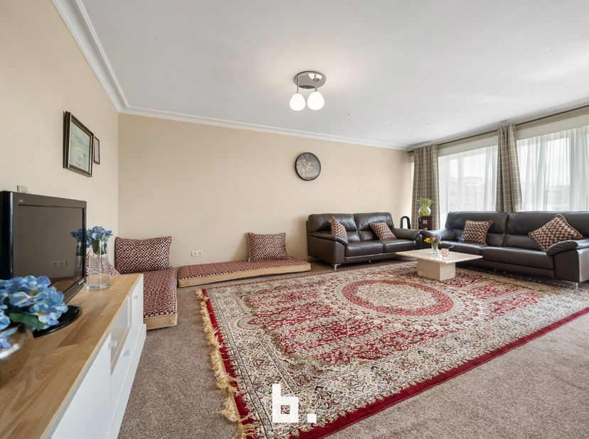 Dit ruim appartement (119 m²) bevindt zich op de 5e van de residentie "Ambassadeur". Zeer centraal gelegen bij winkels, scholen, expresweg, station, .