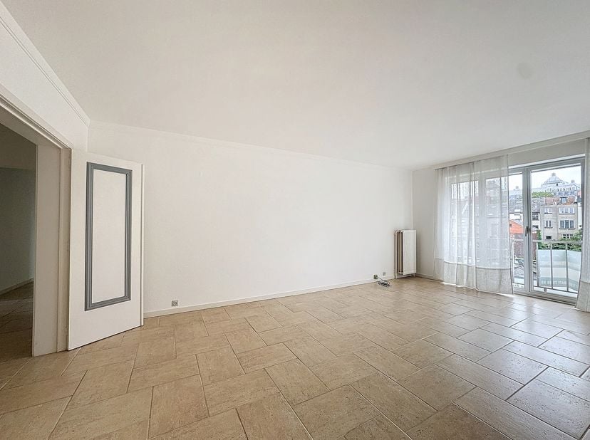 Louise/Stéphanie: Appartement met twee slaapkamers op een ideale locatie, bestaande uit een hal, een mooie woonkamer met balkon, een volledig uitgerus