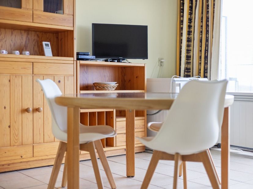 De Panne: Studio met frontaal zeezicht en terras Deze op te frissen/te moderniseren studio, gelegen in de goed onderhouden residentie Neptunus, combin