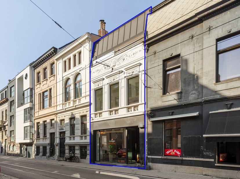 Welkom in hartje Antwerpen! Dit unieke handelshuis bevindt zich in de befaamde wijk Zurenborg, één van die Antwerpse buurten die sfeer en gezelligheid